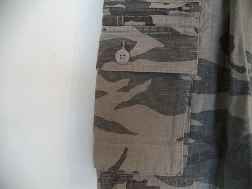 Boy's Green Camo Canyon River Blues Cargo Shorts. Size 10. 100% Cotton. 9 Pocket - Image 4 of 4