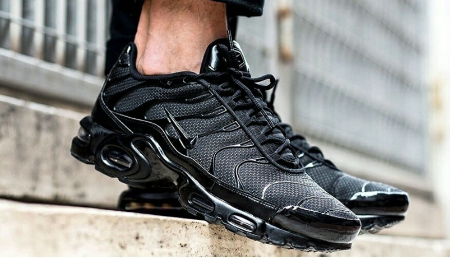 foot locker triple black tns