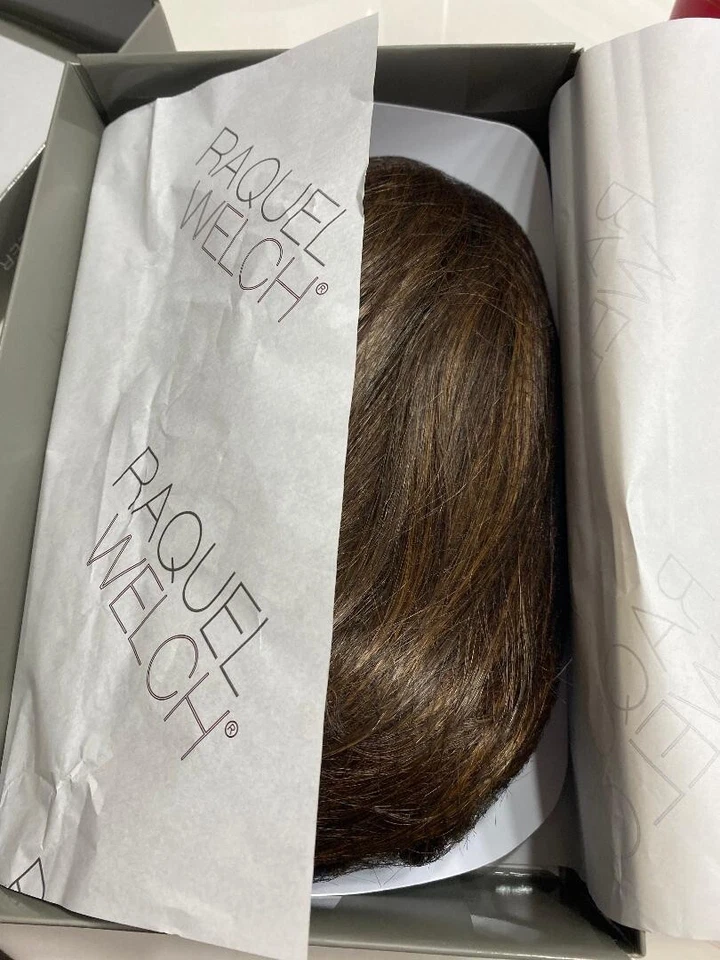 Peruca em camadas Raquel Welch Take A Bow queixo comprimento com base amarrada à mão por Hairuwear - Imagem 3 de 4