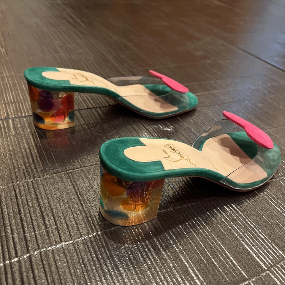 Christian Louboutin 35 Tacones Gatito Gamuza Irlandesa. Verde profundo con corazones rosados Foto 4 de 4