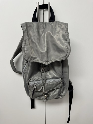 Mochila de nailon Rebecca Minkoff masilla plateada bolsillos medianos con cremallera Nordstrom - Imagen 23 de 24