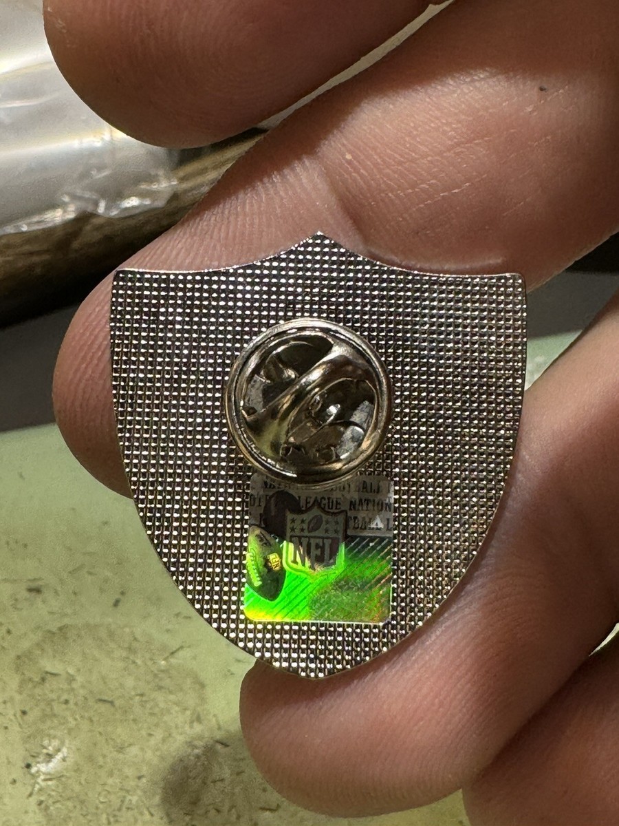 Las Vegas Raiders / Los Angeles Raiders VINTAGE SHELD PIN NFL