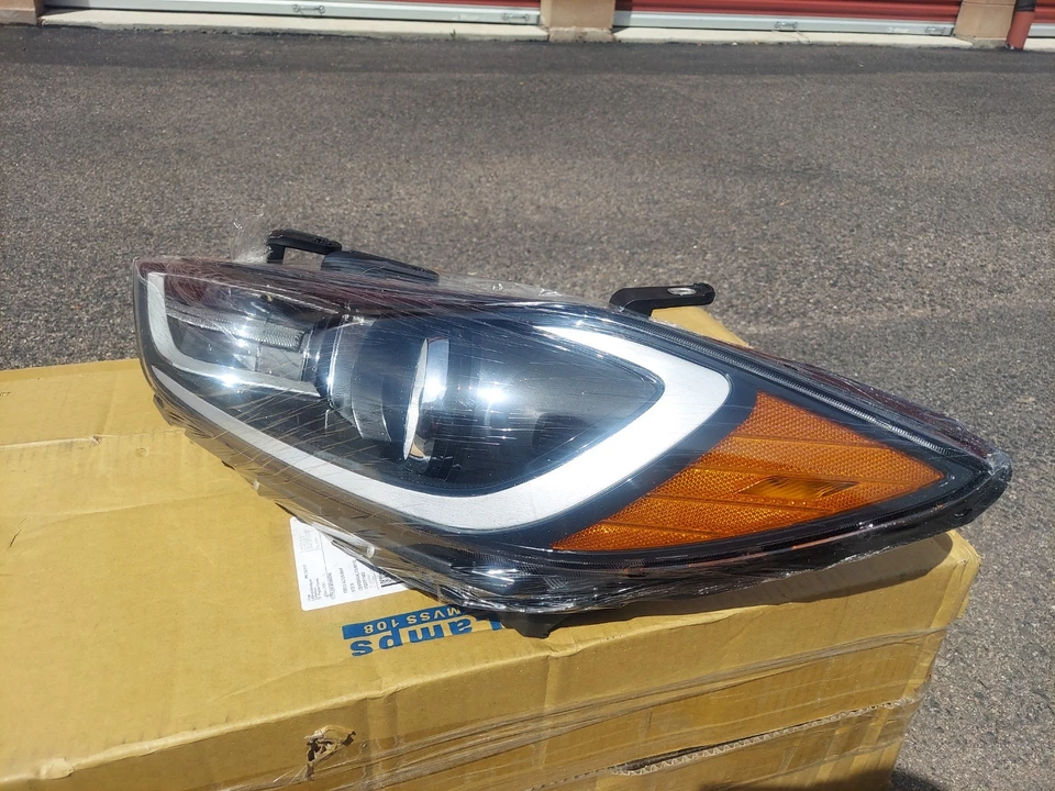 Conjunto de faros - Certificado Capa TYC 20-9808-90-9 para Hyundai Elantra 17-18 Foto 3 de 4