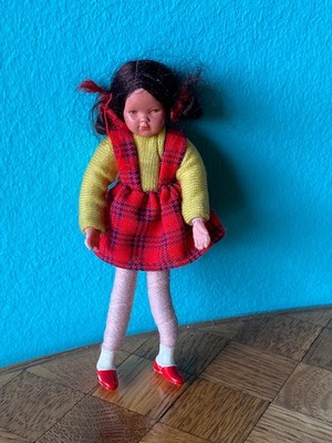 Mädchen Caco Puppe  Puppenhaus Puppenstube 1:12 dollhouse flexible  doll
