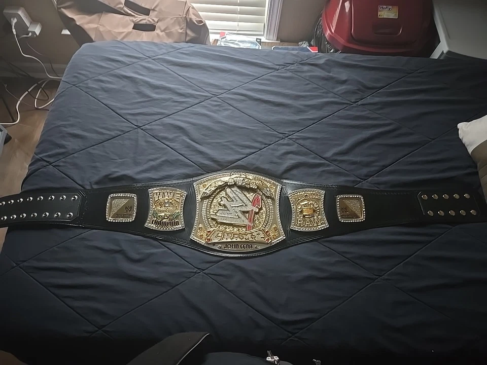 Cinturón giratorio WWE de John Cena. Debutó después de vencer a John Bradshaw Layfield Foto 2 de 2