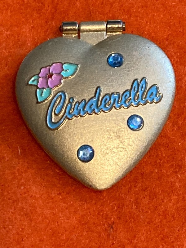 21633    DLR - Princess Heart Series Cinderella Hinged