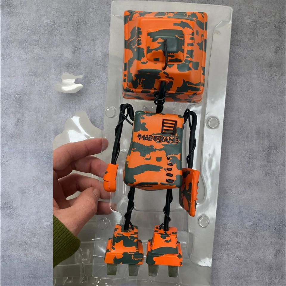 Figura de vinilo Strangeco MAINFRAME Dean Bradley PFOM rara década de 2000 con tubo y hacha Foto 3 de 4