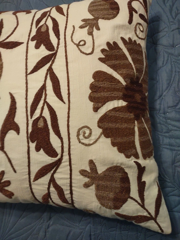 Travesseiro lombar bordado Pottery Barn Montrose Suzani ~ 20 x 30 ~ Marrom - Imagem 4 de 4