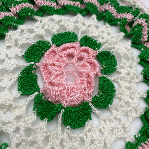 vintage hand crochet Rose oblong oval doilies set of three floral pink green - Photo 9/12