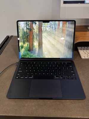 Apple Macbook Air M2, 8GB RAM, 250GB storage