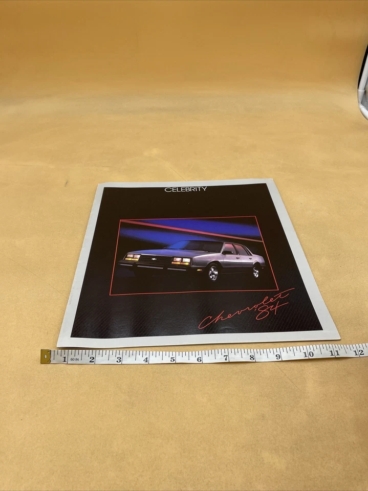 1984 CHEVROLET CELEBRIDADE REVENDEDOR ORIGINAL SHOWROOM FOLHETO DE VENDAS CATÁLOGO LIVRO - Imagem 2 de 4