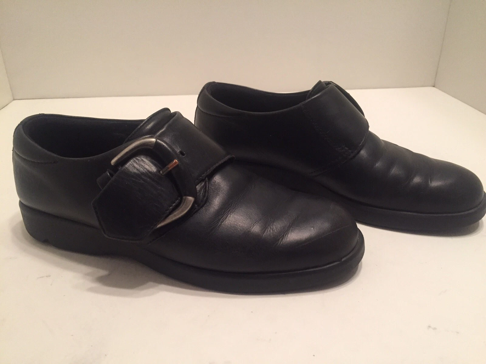 Mocassini Ecco neri in pelle con fibbia slip on da donna taglia 7 5