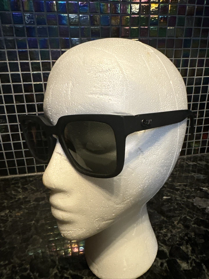 Gafas de sol Quay de gran tamaño negras de silicona con lente de humo borde dorado OUTCAST .1.1 A1 Foto 2 de 4