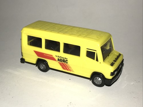 Furgoneta de pasajeros Mercedes-Benz 507D ADAC Road Service escala HO • Praliné • 1:87 - Imagen 3 de 12
