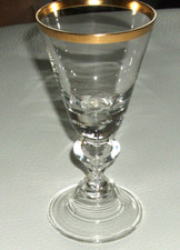 Antikes Kelchglas mit eingestochenen Luftperlen und umgeschlagener Fußkrempe