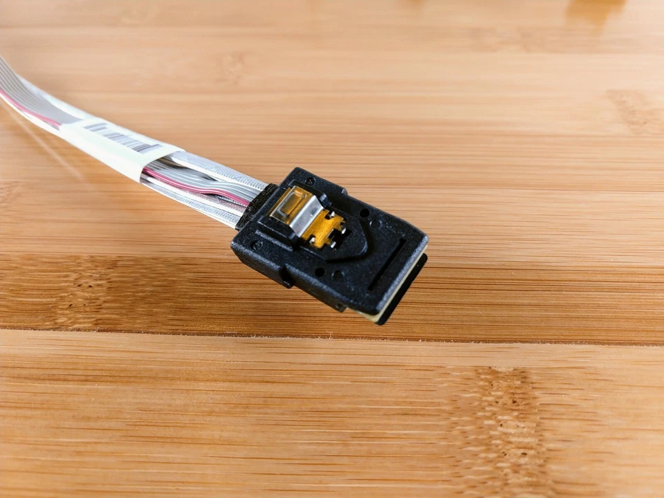 Supermicro CBL-0278L-01 34/44/54/64cm SFF-8087 to 4x SATA right angle + sideband - Image 3 of 4