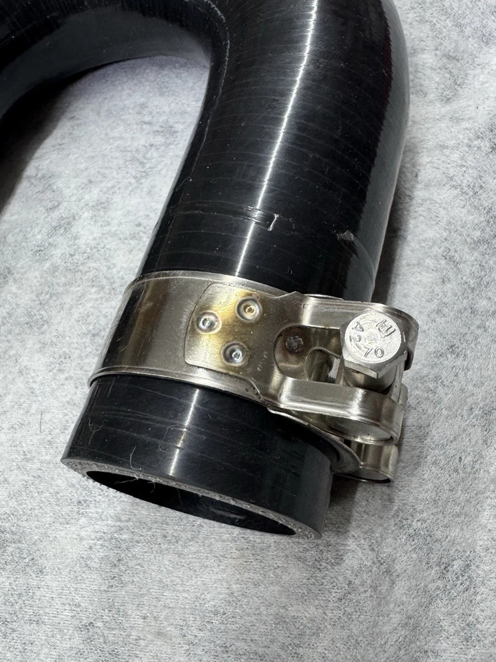 Mangueira acopladora curvatura U silicone 4 camadas 180 graus com braçadeiras de parafuso preta ID 1,75" 45mm - Imagem 3 de 4