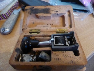 Vintage Holzkiste mit Datumsnummer Stempel
