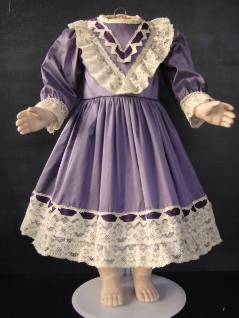ROBE de poupée en soie - Größe 62-65 cm. ANTIQUE DOLL DRESS-(FRANCE G.Bravot) ROBE de poupée en soie - Größe 62-65 cm. ANTIQUE DOLL DRESS-(FRANCE G.Bravot)