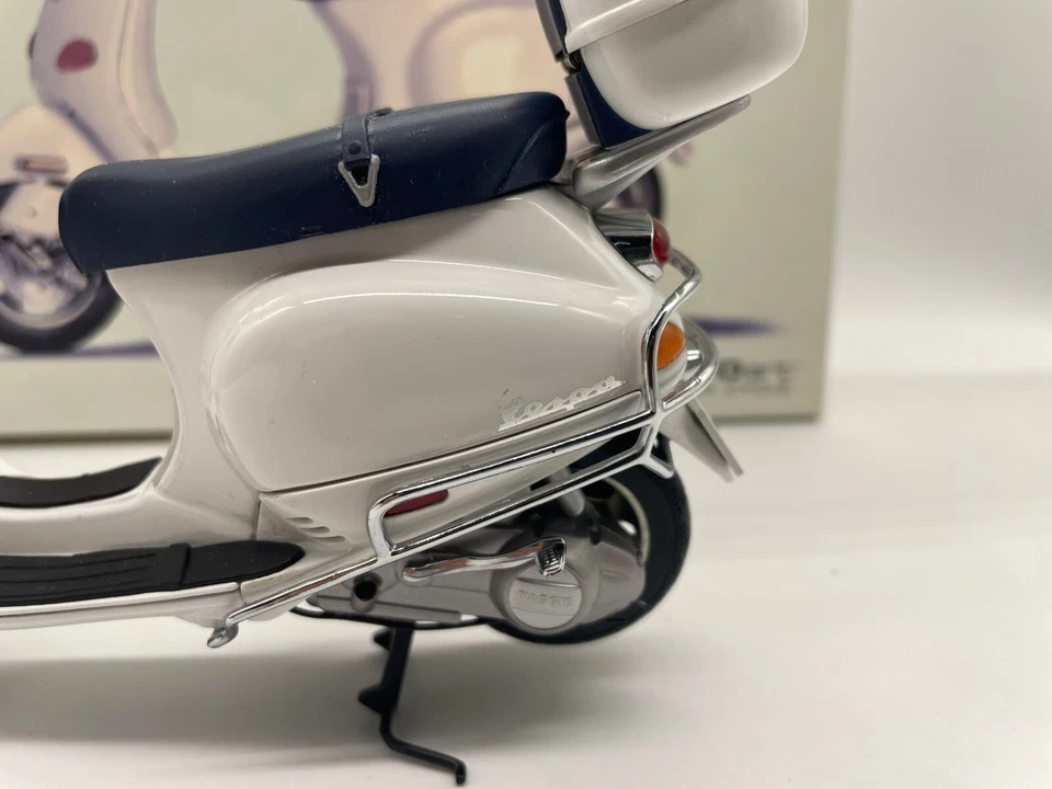 Autoart Vespa ET4 150 Scooter Piaggio 1:12 Scale Die-Cast Model Bike - Image 3 of 4