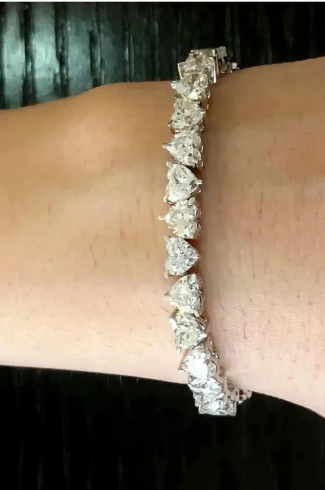 Brazalete de tenis para mujer de diamantes simulados con corte de corazón de 8,0 quilates enchapado en oro blanco de 14 k Foto 3 de 4