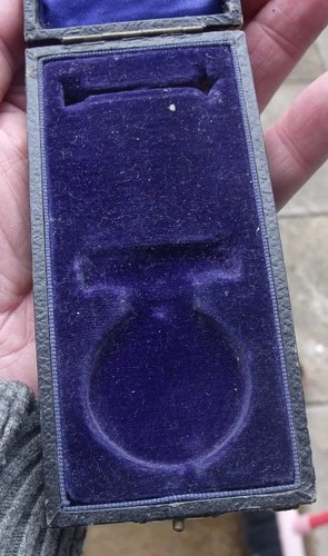 AN OLD MILITARY MEDAL BOX, WW1 BRITISH WAR MEDAL OR OTHERS WITHOUT BARS.