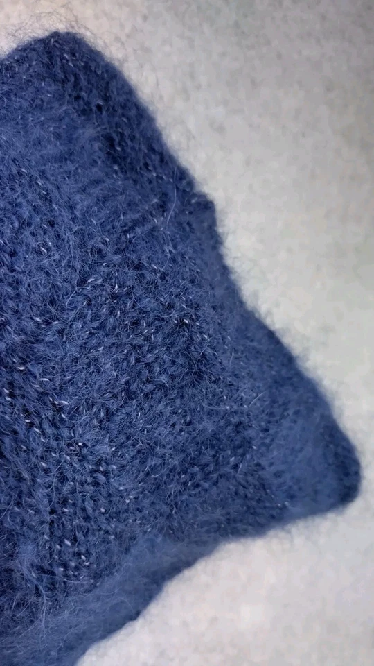 Hermoso sombrero color azul profundo, 15% seda, 15% angora, 70% lana Foto 4 de 4