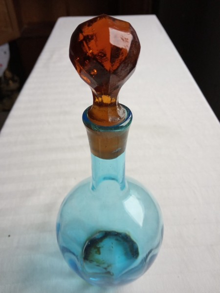 Botella azul con vasitos