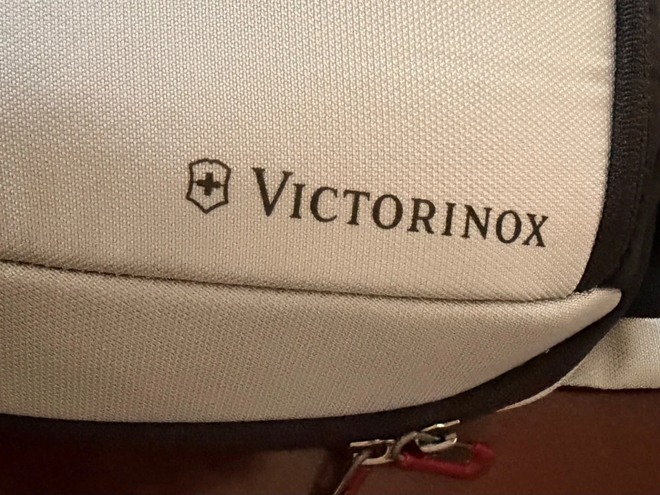 Bolso Bandolera Victorinox Travel Essentials Nuevo sin Etiquetas, Gris, Correa Ajustable Foto 2 de 4