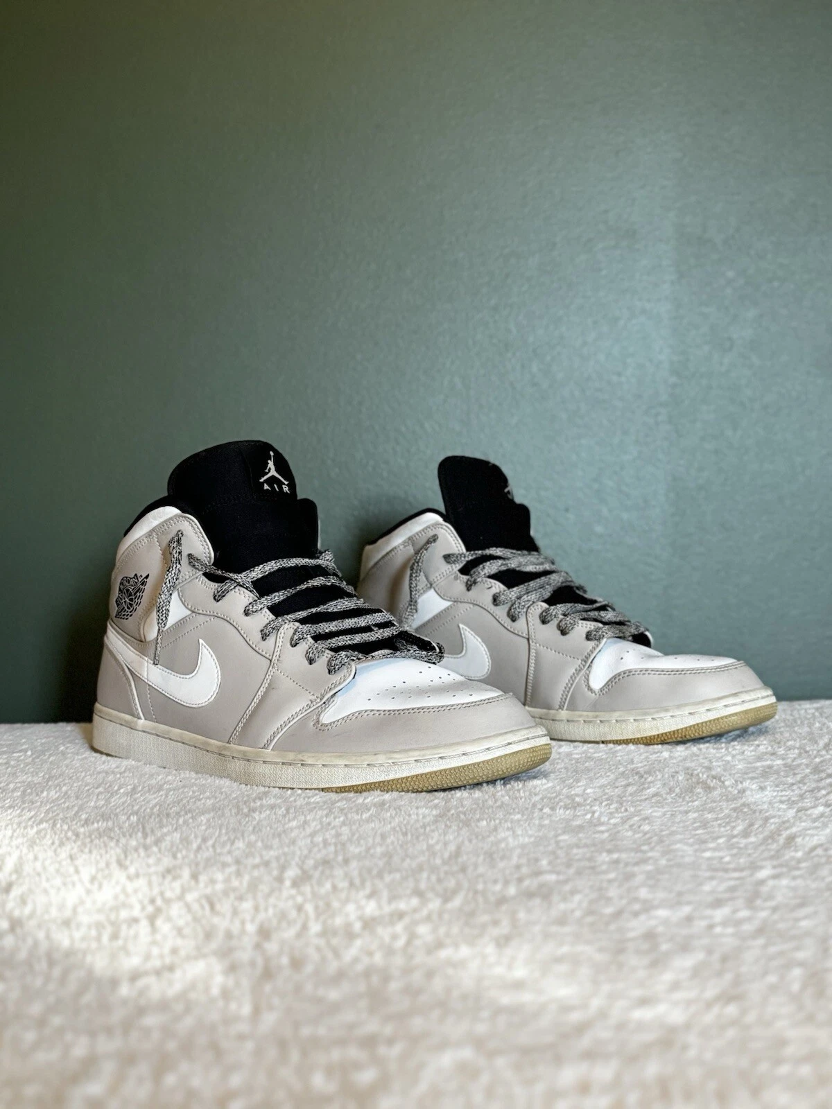 Taglia 11 Air Jordan 1 Mid Desert Sand