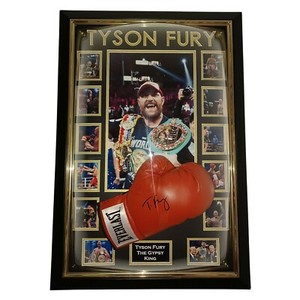 Tyson Fury a signé un gant de boxe. Dans la boîte cadeau