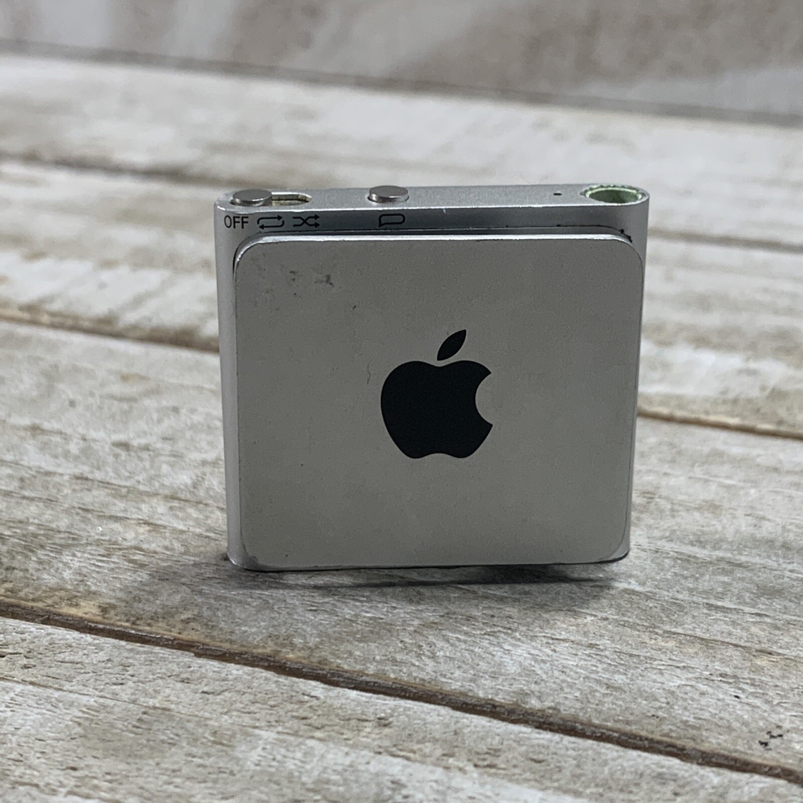 Apple iPod Shuffle 5th Generation 2GB Silver A1373 MKMG2LL/A MP3 Player