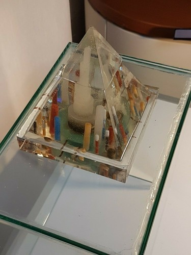 Piramide in resina "Città del futuro". Fluorescente. - Foto 9 di 11