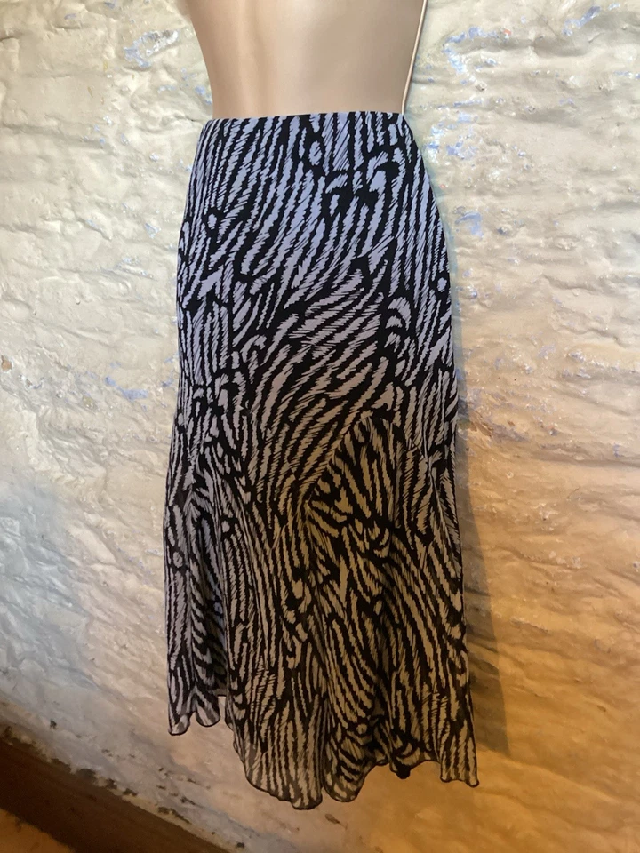 BNWT Black print Skirt size  10 - Image 2 of 4
