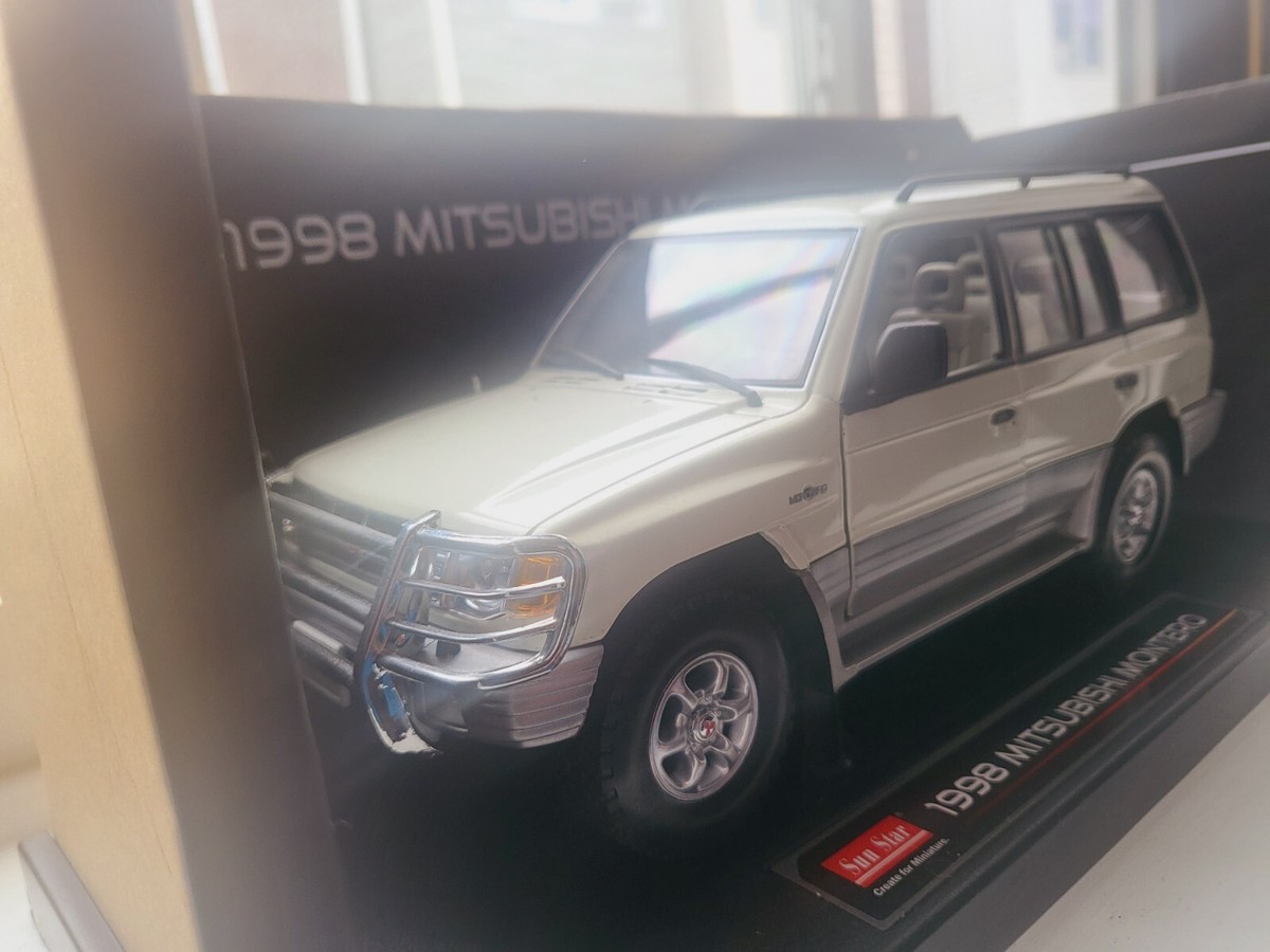 三菱自動車MONTEROモンテロ 模型 2台 三菱自動車MONTEROモンテロ 模型 2台 おもちゃ