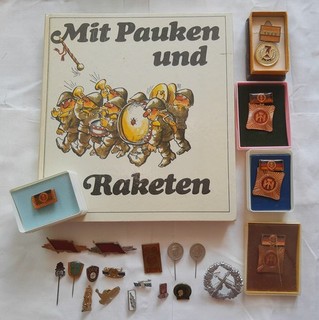 Abzeichen Medaillen DDR NVA Mit Pauken und Raketen