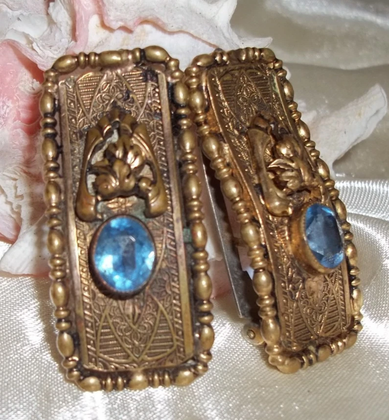 Pinzas para zapatos o pieles victorianas ornamentadas en tono dorado con piedras azules ovaladas facetadas Foto 2 de 4