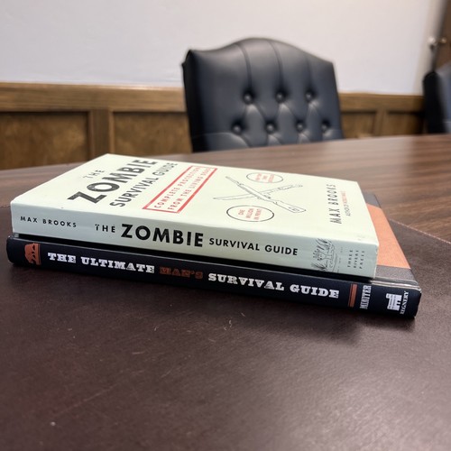 2 Book Lot | Zombie Survival Guide, Brooks; Ultimate Survival Guide, Miniter HC - Foto 2 di 21