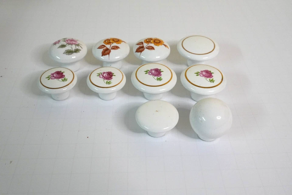 Lot of 10 Vintage Japanese Porcelain Drawer Pulls – Floral & Gold Trim – Screws - Image 2 of 4