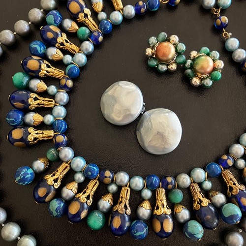 VINTAGE ART Glass & pearls EGYPTIAN REVIVAL 2 bib Necklace 2 earrings Marvella - Picture 2 of 9
