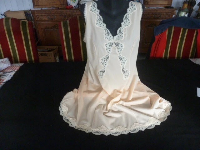 Jupon Vintage En Satin Et Dentelle - Taille élastique 54/56/58 - Longueur 71 Cm - Couleur Blanc - Référence SA18R