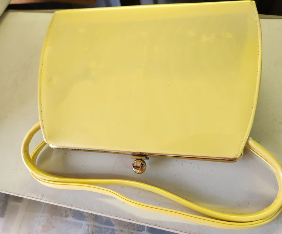 Bolsa tipo couro envernizado amarela vintage com material preto liso e zíper - Imagem 3 de 4