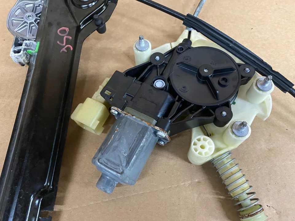 MASERATI LEVANTE DRIVER FRONT WINDOW MOTOR REGULATOR 670032860   2017 2018 C5200 - Image 4 of 4