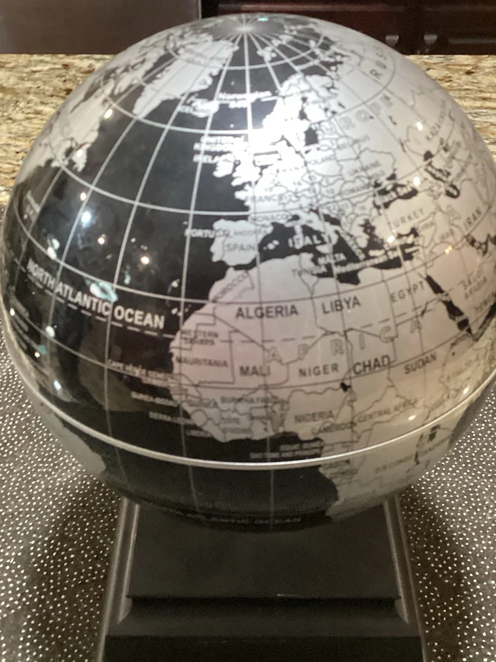Globo terráqueo eléctrico Things Remembered autogiratorio con base negra Foto 4 de 4