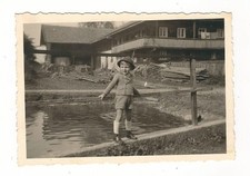 10/666 FOTO SAUERLACH 1943 SÄGEWERK ? WEIHER TEICH LAUSBUB KIND MÜTZE HUHN HOLZ