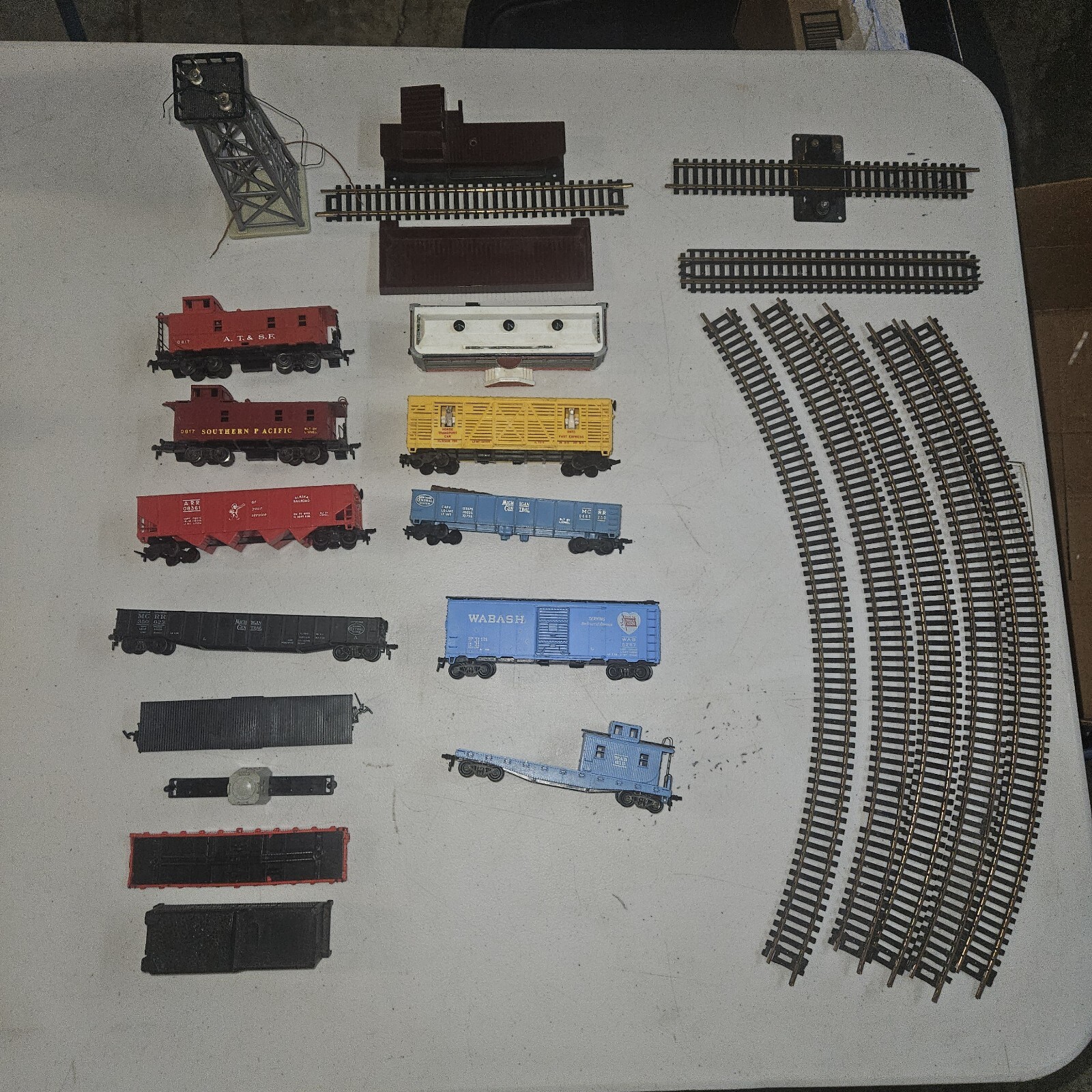 Lionel HO train cars, track and buildings LOT eBay