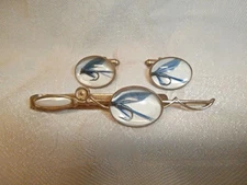 VINTAGE FLY FISHING REEL TIE TACK & BLUE FLY FISHING LURE MEN'S CUFF LINK SET