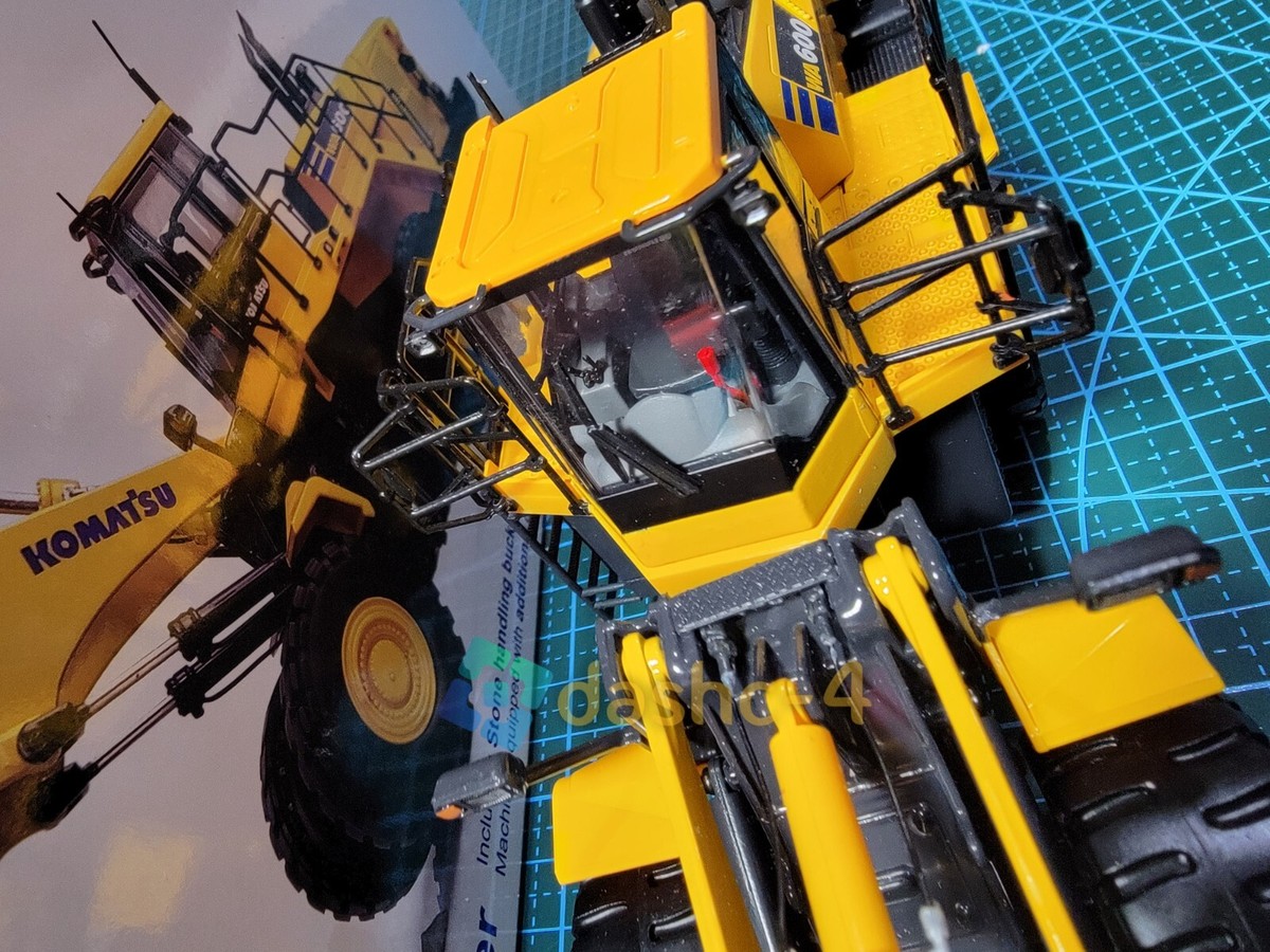 Universal Hobbies UH8153 Komatsu WA600-8 Four Wheel Loader Universal Hobbies UH8153 Komatsu WA600-8 Four Wheel Loader