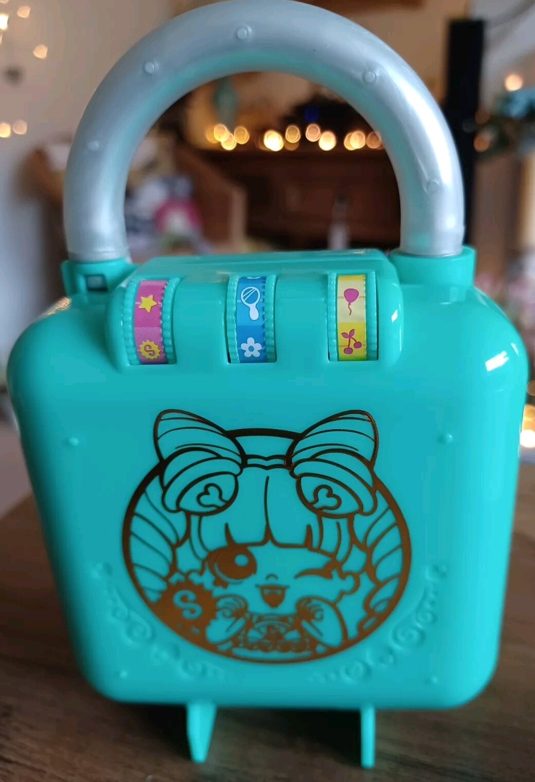 Shopkins Lil Secrets Pretty Paws. Poxket Mini Doll Case. Teal Blue