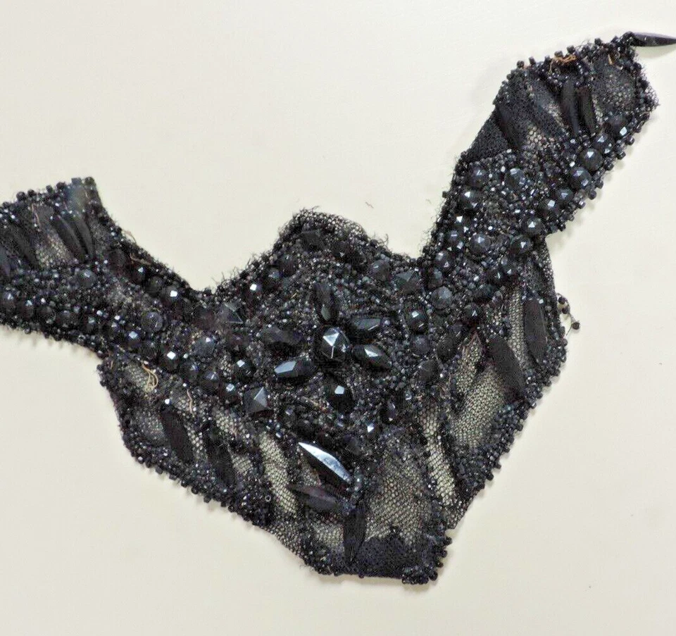 Vestido de encaje matutino con cuentas victoriano hecho a mano de la década de 1890 negro azabache Foto 3 de 4